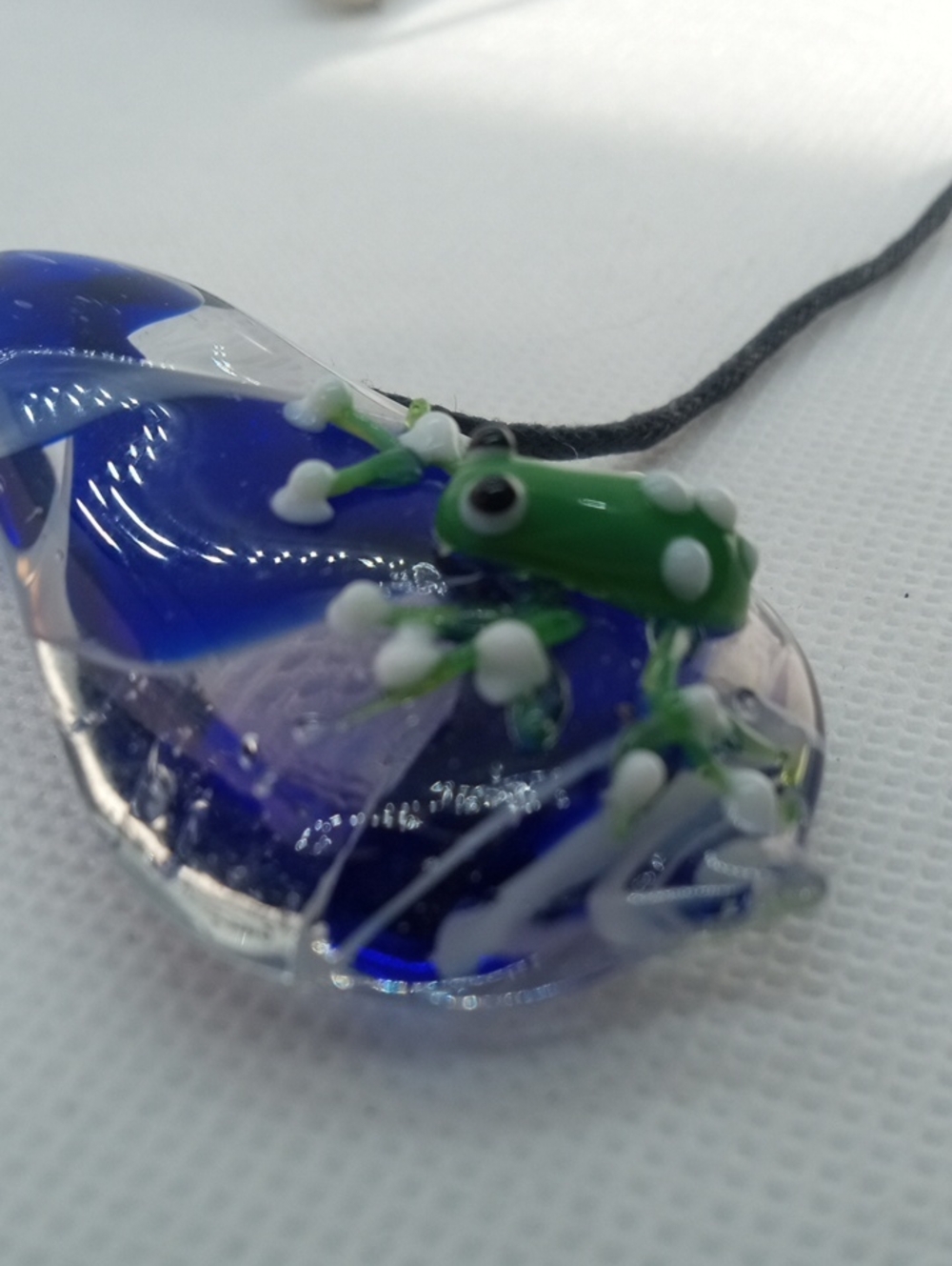 ARTISAN GLASS FROG ON A RAINDROP - Picture 9 of 10